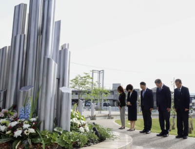 写真：熊本地震の「本震」から８年となり、震災記念公園で黙とうする熊本県益城町の西村博則町長（右から２人目）ら＝１６日午前、益城町