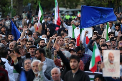 写真：１５日、イラン・テヘランの広場に集まり、イスラエル攻撃への支持を訴える人々（ゲッティ＝共同）