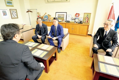 写真：小笠原市長を訪問した右から村井副委員長、西尾委員長、小川事務局長