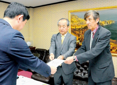 写真：青山市長に要望書を手渡す中田会頭（中央）、栗林会長（右）