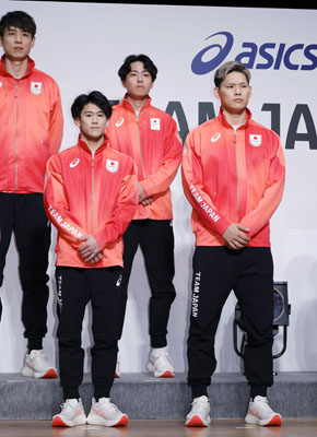 写真：パリ五輪とパラリンピックの日本選手団の公式スポーツウエアをお披露目する体操の橋本大輝（手前左）、バレーボールの西田有志（同右）ら＝１７日午前、東京都内