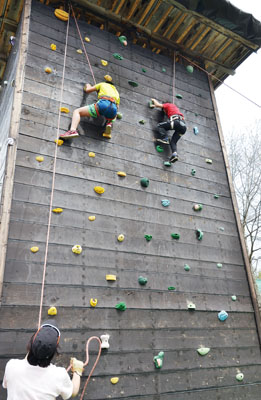 写真：高さ８メートルのクライミング体験を楽しむ子どもたち（２０２３年）