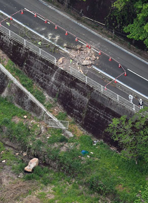 写真：愛媛県大洲市の落石があった現場＝１８日午前８時５０分（共同通信社ヘリから）