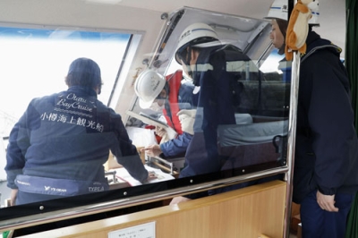 写真：旅客船の安全点検を実施する国土交通省北海道運輸局の職員ら＝１８日午前、小樽市