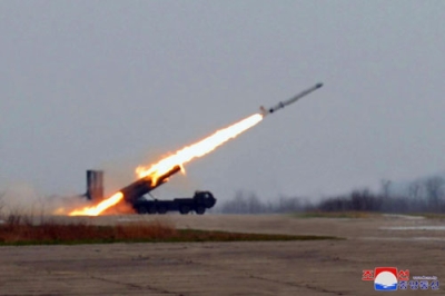 写真：１９日、北朝鮮のミサイル総局が黄海に向けて実施した戦略巡航ミサイル「ファサル」の発射実験（朝鮮中央通信＝共同）