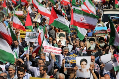 写真：１９日、イラン・テヘランで反イスラエル集会に参加する市民ら（ゲッティ＝共同）