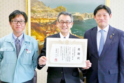 写真：感謝状を受け取った橋詰社長（中央）と斉藤部長（左）