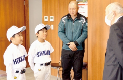 写真：村井町長に準優勝を報告する道選抜メンバーの（左から）井嶋君と山口君