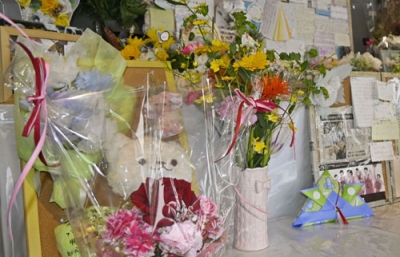 写真：斜里町役場の献花台に手向けられた花束やぬいぐるみ＝２２日午前