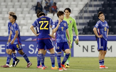 写真：韓国に敗れ、ぼうぜんとする佐藤（右端）らＵ―２３日本代表。Ｂ組２位通過で準々決勝に臨む＝ドーハ（共同）