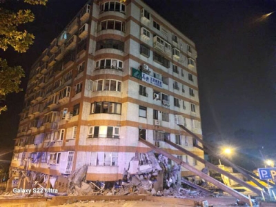 写真：２３日未明、台湾東部・花蓮で地震で被害を受けたマンション（中央通信社＝共同）