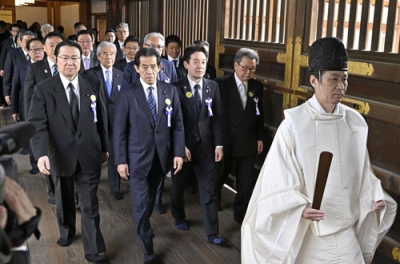 写真：参拝に向かう「みんなで靖国神社に参拝する国会議員の会」のメンバー＝２３日午前、東京・九段北の靖国神社