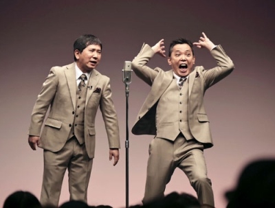 写真：漫才を披露した「爆笑問題」の田中裕二（左）と太田光＝東京都中央区