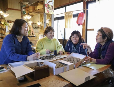 写真：住民たちと「土佐八升豆」について話す小野加央里さん（左端）＝２月、高知県日高村