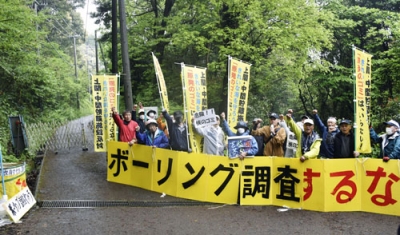 写真：使用済み核燃料の中間貯蔵施設建設に向けたボーリング調査に抗議する反対派住民ら＝２３日午前１１時ごろ、山口県上関町
