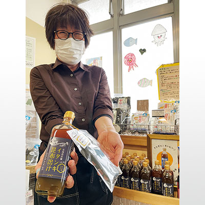 写真：イタンキ昆布出汁をＰＲするみたら室蘭の売店スタッフ