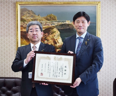 写真：感謝状を受け取った荘司支所長（左）