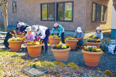 写真：花壇整備に取り組む花ボラのぼりべつメンバー