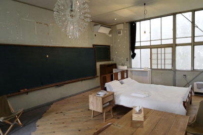 写真：廃校になった小学校の教室を改装した体験型宿泊施設の部屋＝４月１５日、徳島県三好市