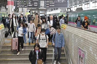 写真：ＪＲ仙台駅の新幹線ホームに到着した旅行客ら＝２７日午前