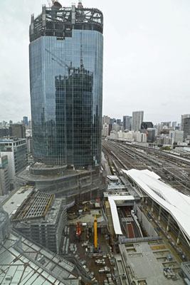 写真：工事が進む「高輪ゲートウェイシティ」の超高層ビル。右下はＪＲ高輪ゲートウェイ駅＝３月、東京都港区