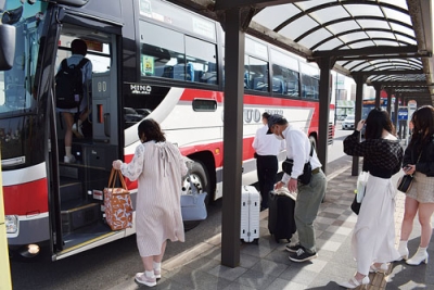 写真：札幌行きのバスに乗り込む人たち＝ＪＲ東室蘭駅東口