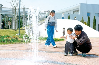 写真：「クッタラ噴水」を楽しむ親子連れ