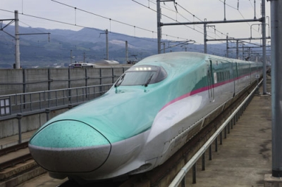 写真：新函館北斗駅に到着する北海道新幹線の車両＝２９日午前、北斗市