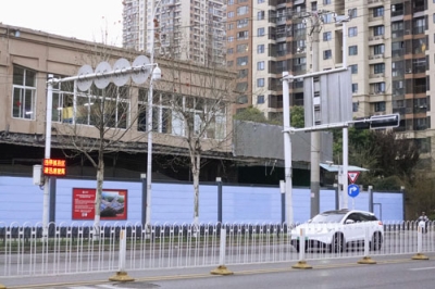写真：「華南海鮮卸売市場」の旧市場。現在も塀で囲まれたままだ＝３月、中国湖北省武漢市（共同）
