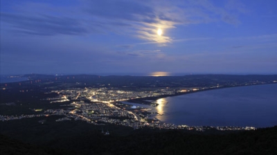 写真：「光のアゲハチョウ」とも呼ばれる青森県むつ市の釜臥山から望む夜景（同市提供）