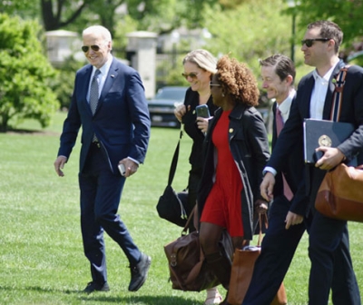 写真：米ホワイトハウスの南庭にヘリで降り立った後、側近と歩くバイデン大統領（左端）＝４月２６日、ワシントン（共同）