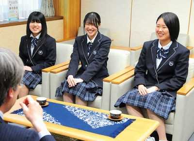 写真：笑顔で留学の思い出を語る伊達開来高校の３人