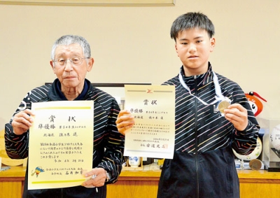 写真：全国大会準優勝となった佐々木選手（右）と寺田監督