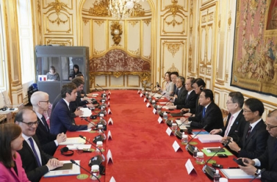 写真：フランスのアタル首相（左から４人目）と会談する岸田首相（右から４人目）＝１日、パリの首相府（共同）