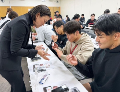 写真：爪のケアの講習を受ける柔道男子日本代表選手ら＝３月、東京都北区（全日本柔道連盟提供）