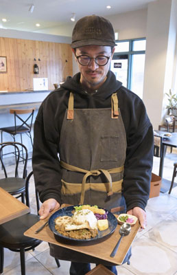 写真：シカとイノシシのひき肉を使ったスパイスカレーを提供する「ＺＡＺＡＯ」店主の前沢裕之さん＝宮城県蔵王町