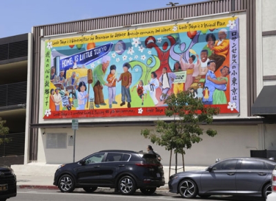 写真：米ロサンゼルスのリトルトーキョーにある壁画。「ロサンゼルスの小東京は我々の心の故郷です」と日本語で書かれている＝１日（共同）