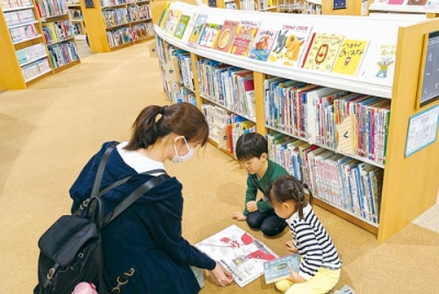 写真：幼児向けの絵本から一般向け図書まで幅広く並ぶきらんのブックパーク