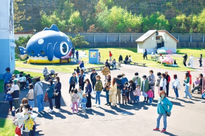 写真：連休後半初日、長蛇の列ができたみんなの水族館