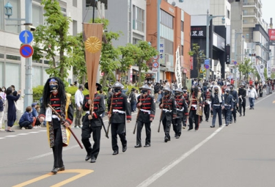 写真：衣装を着て通りを練り歩く参加者＝２０２２年５月、函館市