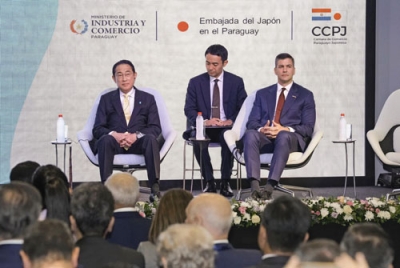 写真：ビジネスフォーラムに出席した岸田首相（左）。右はパラグアイのペニャ大統領＝３日、アスンシオン（共同）
