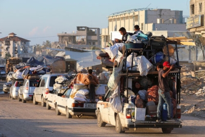 写真：６日、ガザ地区南部ラファの東部から避難する人たち＝南部ハンユニス（ロイター＝共同）