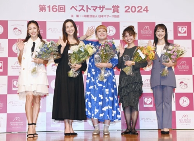 写真：ベストマザー賞を受賞した（左から）ＢＥＮＩさん、優木まおみさん、丸山桂里奈さん、ｐｅｃｏさん、川田裕美さん＝９日午後、東京都港区