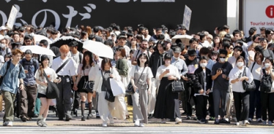 写真：東京・渋谷のスクランブル交差点を歩く人たち＝５日