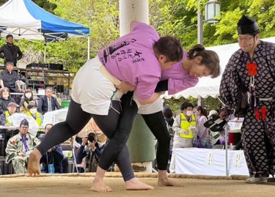写真：「女だけの相撲大会」で熱戦を繰り広げる女性力士＝１２日午後、福島町