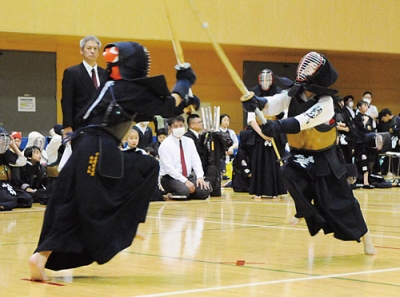 写真：道内から８４チーム、４００人超の小中学生が参加した道南地区剣道大会。豆剣士たちが優勝を目指して熱戦を繰り広げた
