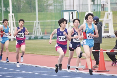 写真：コースを駆ける中学男子１５００メートルの選手たち