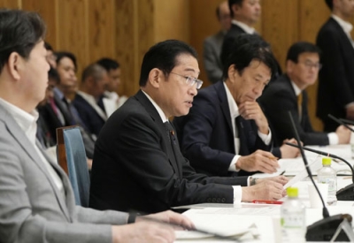 写真：「ＧＸ実行会議」であいさつする岸田首相（左から２人目）＝１３日午後、首相官邸