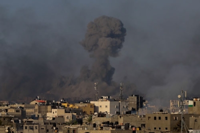 写真：１３日、パレスチナ自治区ガザ市へのイスラエル軍の空爆で上がった黒煙（アナトリア通信提供、ゲッティ＝共同）