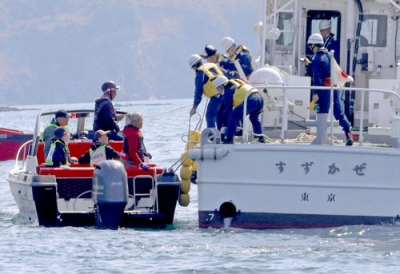 写真：観光船（左）に横付けして、救助訓練する小樽海上保安部の巡視艇＝１４日午後、小樽市沖